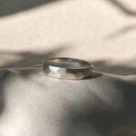 prsten z bílého zlata s výrazně spilovanými hranami