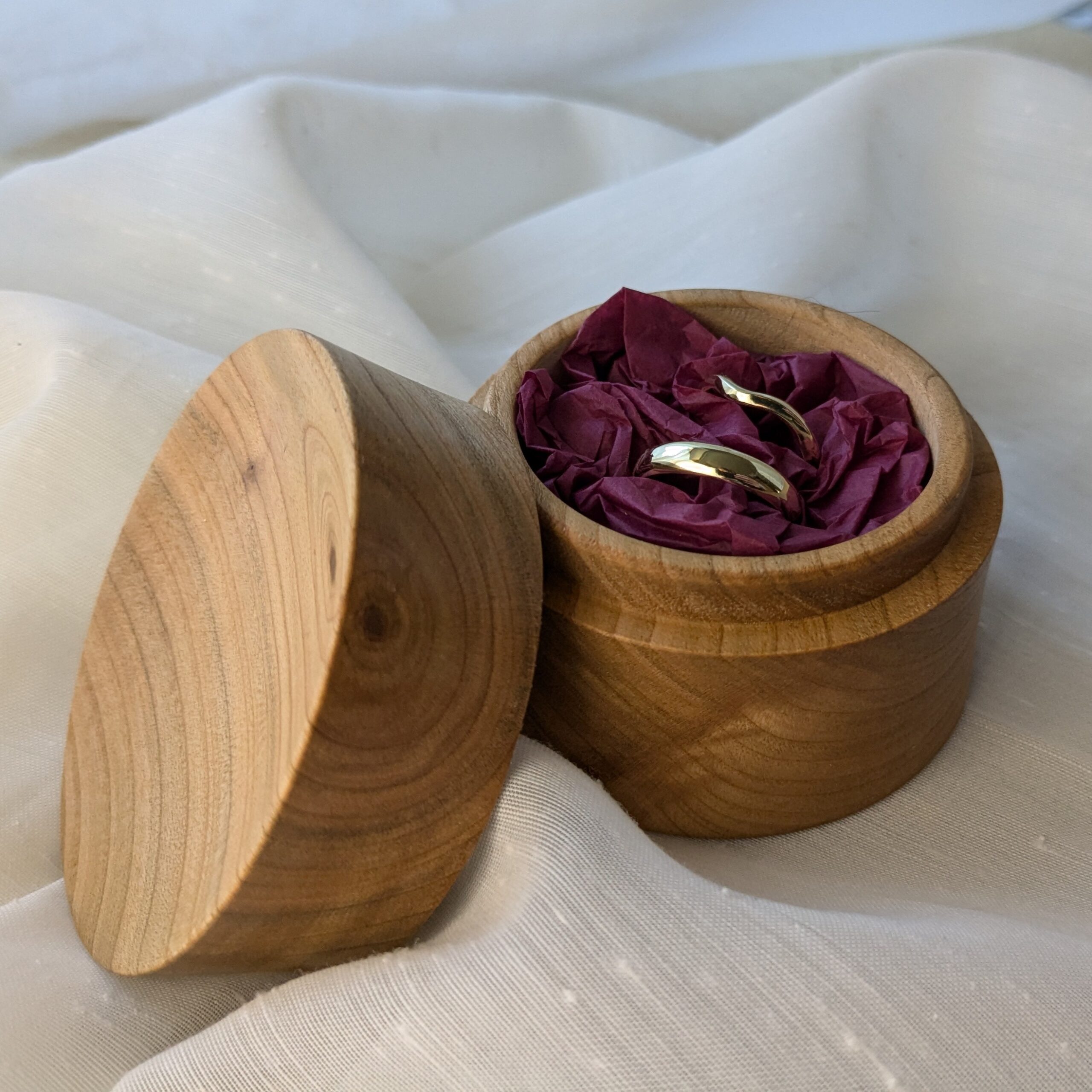dřevěná krabička od truhláře s vlastnoručně vyrobenými snubními prsteny