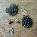 Dva přívěsky s vltavíny, náušnice a přívěsek odlitý do vody