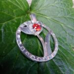 Přívěsek s květinou a kamenem swarowski na lístku